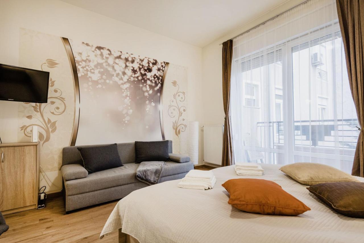 Downtown Charm With Balcony And Garden View Daire Budapeşte Dış mekan fotoğraf